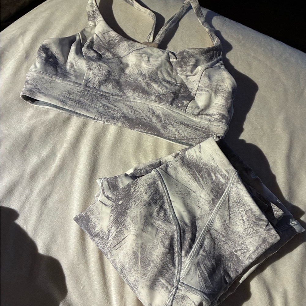 EUC Lululemon Matching Set Train Times Bra & Leggings Size 6 White & Grey